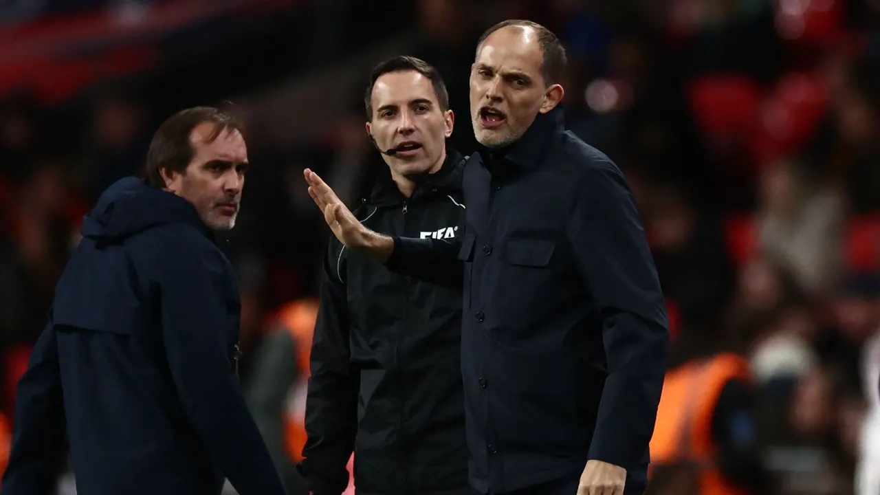 توماس توخيل يرد على صيحات استهجان جماهير إنجلترا ضد بن وايت